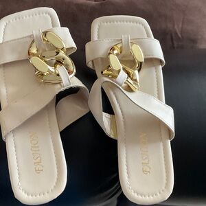 Fashion White Chain-Accent Women’s Slide Sandals